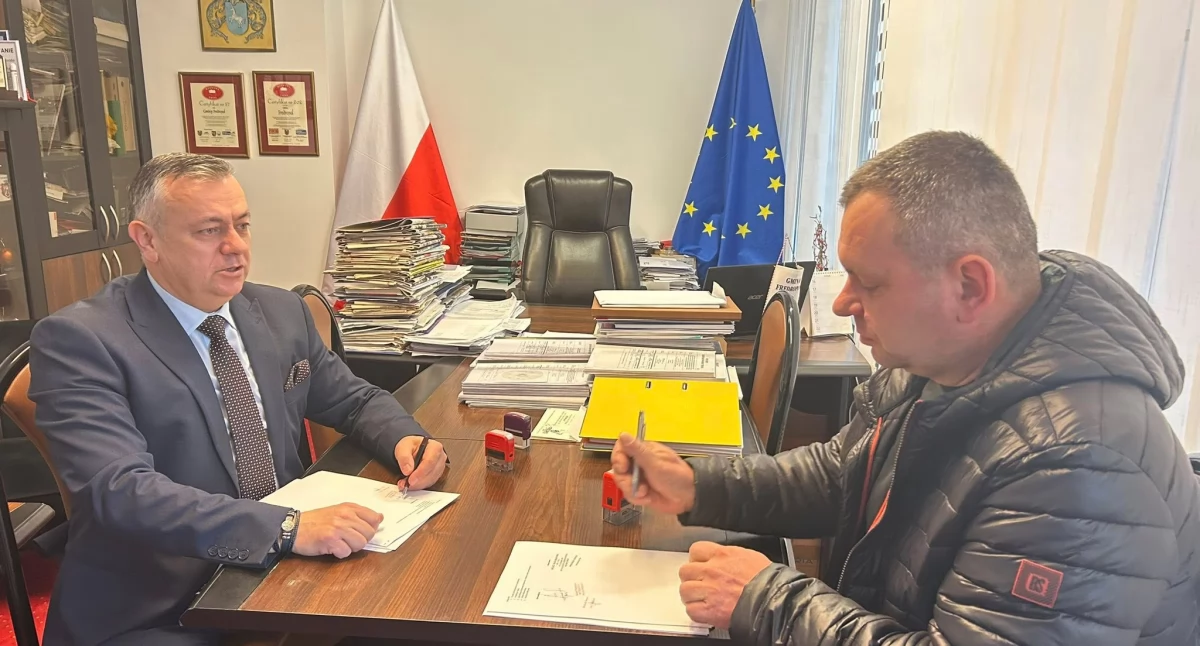 Wójt gminy Fredropol Mariusz Śnieżek i wiceprezes spółki „WELKO Hydrotechnika” z podrzeszowskiej Kosiny podpisali umowę na kolejną niezwykle ważną inwestycję. To „Budowa stacji uzdatniania wody i sieci wodociągowej na terenie Gminy Fredropol”. Fot. UG Fredropol