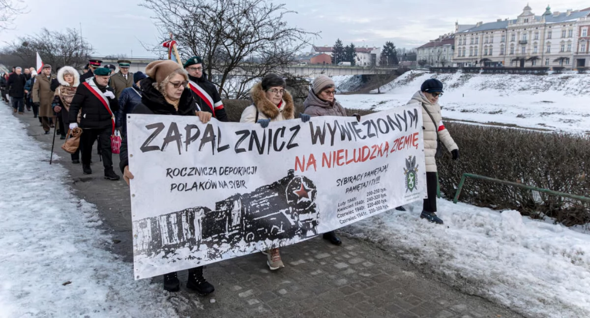 Głównym miejscem ceremonii był Pomnik Zesłańców Sybiru i Ofiar Katynia, do którego zebrani przemaszerowali wzdłuż Wybrzeża Ojca Św. Jana Pawła II. Fot. UM Przemyśl