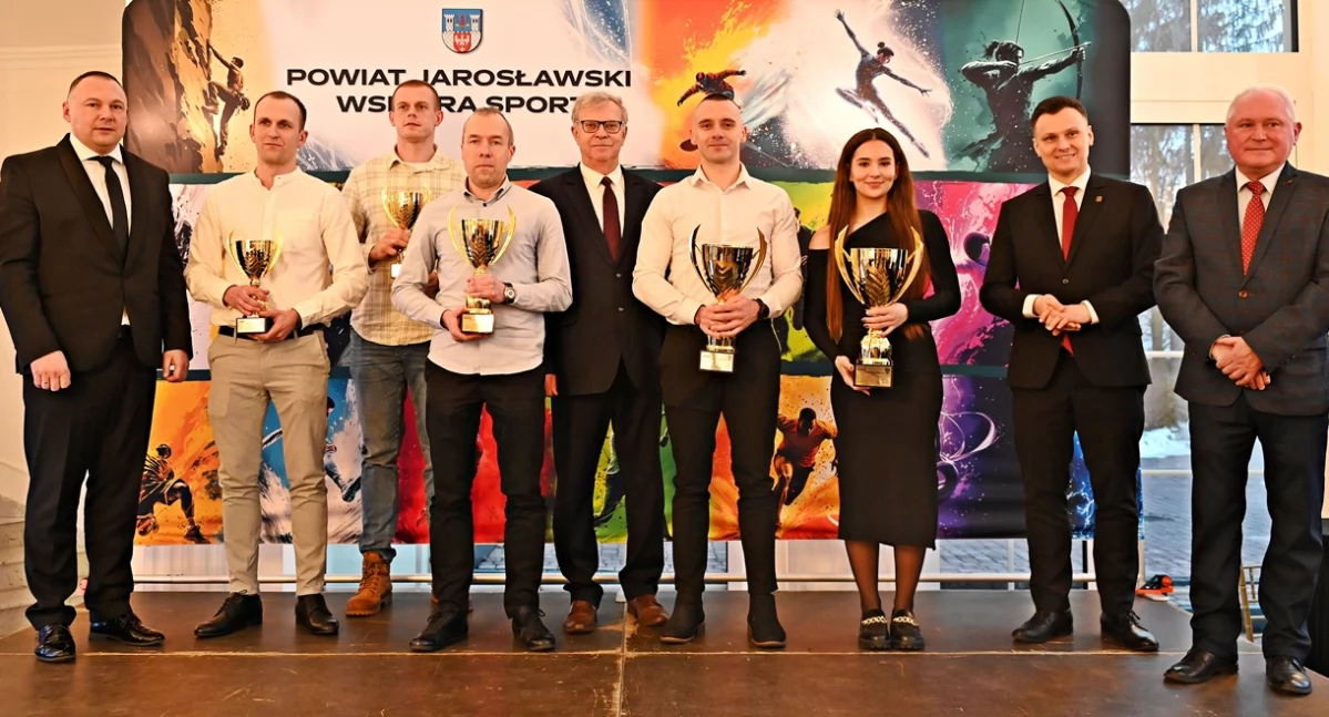 Laureaci w kategorii senior. Od lewej: starosta jarosławski Kamil Dziukiewicz, Mateusz Wilk, Cezary Gumiński, Paweł Wohner, wójt gminy Chłopice Andrzej Homa, Michał Nowakowski, Aleksandra Dębiak, burmistrz Jarosławia Marcin Nazarewicz i redaktor naczelny ŻP Artur Wilgucki. Fot. Starostwo Powiatowe w Jarosławiu/Patrycja Strawa-Buryło