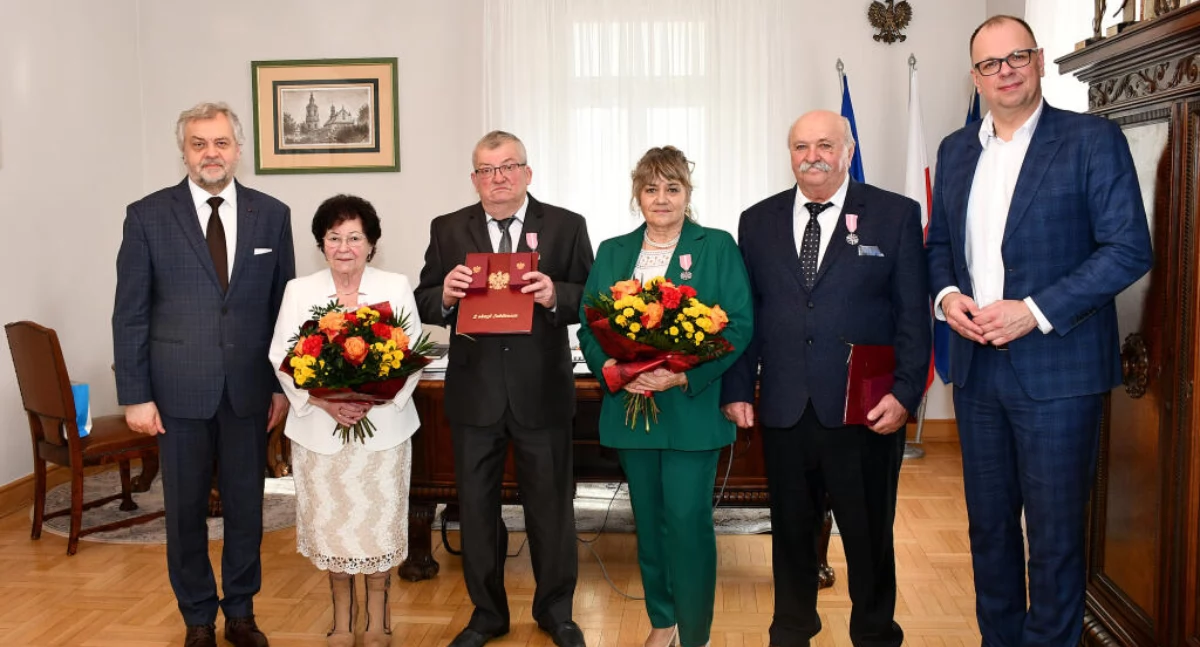 Jubileusz 50-lecia małżeństwa nie bez powodu jest nazwany „złotym”. Symbolizuje bowiem trwałość, oddanie i niezwykłą wartość wspólnie przeżytych chwil./Fot. UM Przemyśl 