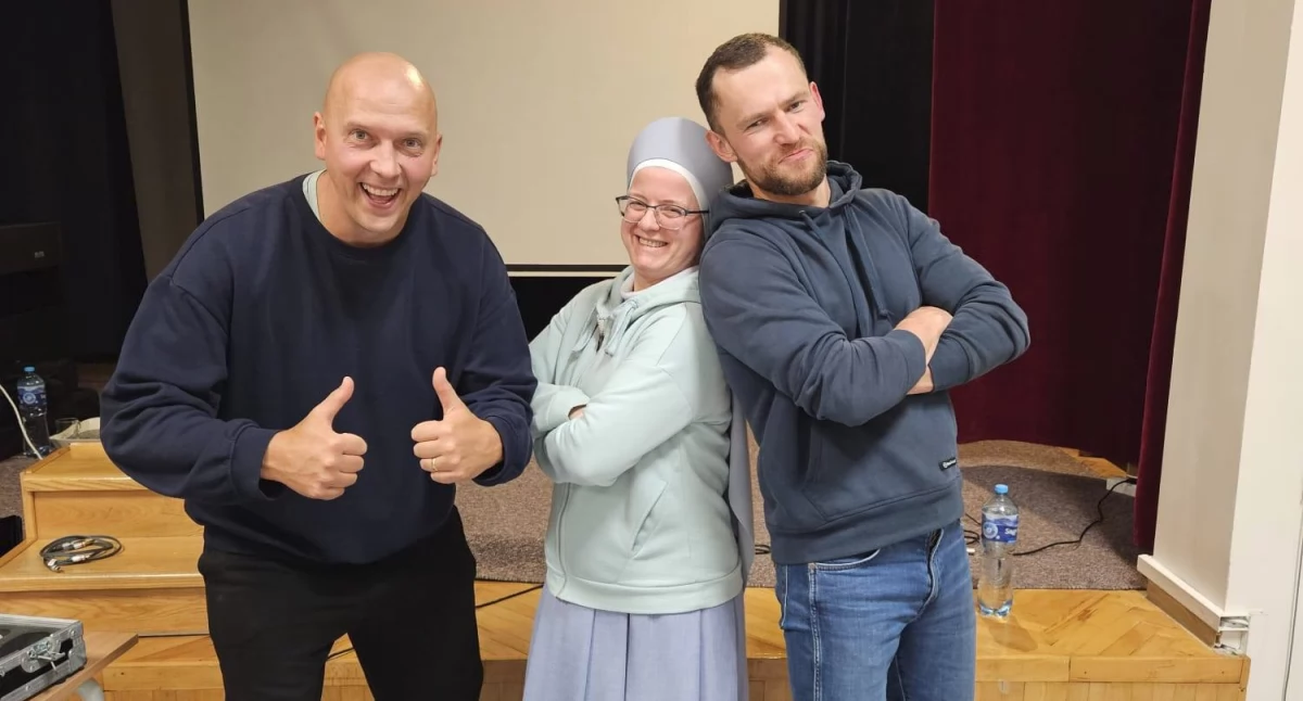 Jacek „Heres” Zajkowski i Piotr Zalewski, czyli duet „Wyrwani z Niewoli” gościli m.in. w Młodzieżowym Ośrodku Socjoterapii im. Matki Antoniny Mirskiej prowadzonym przez Zgromadzenie Sióstr Opatrzności Bożej./ FOT. MOS Przemyśl