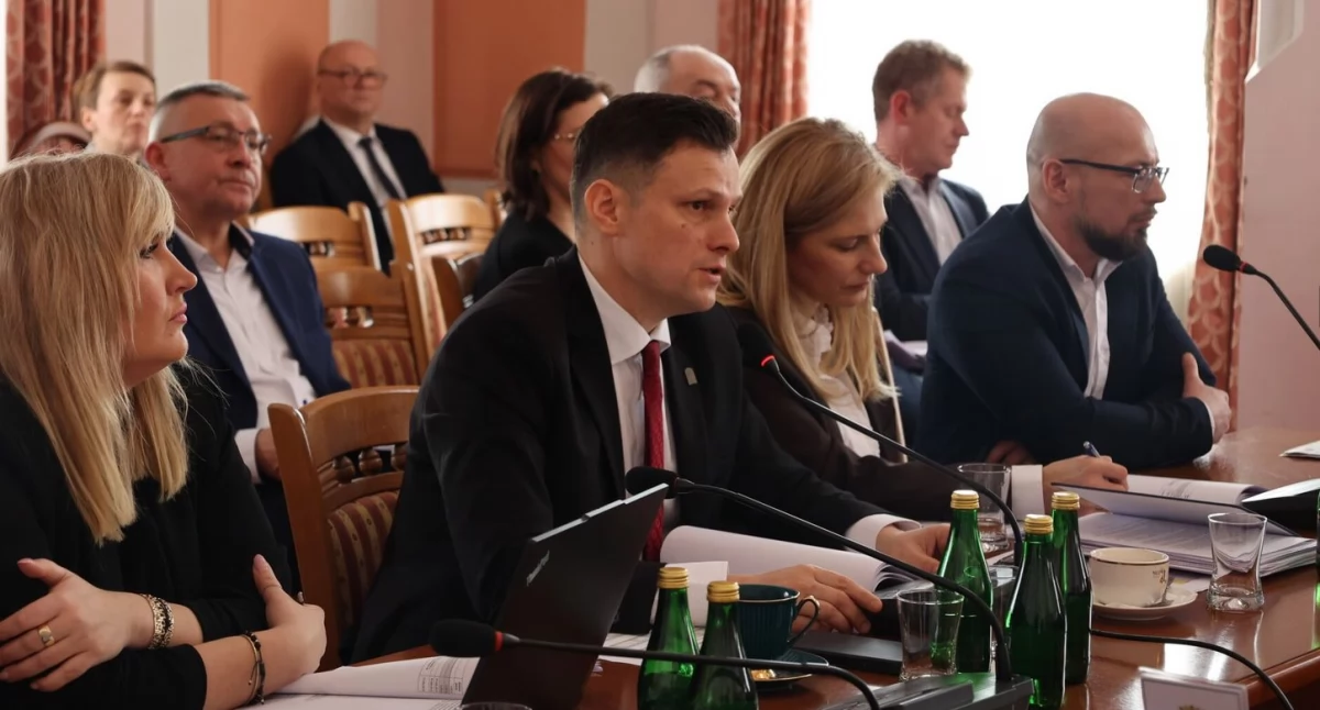 – Jeszcze nie wiemy tego, jak będzie wyglądała reorganizacja CKiP, na pewno dyrektor nie będzie mógł zwiększyć budżetu na wynagrodzenia – poinformował burmistrz M. Nazarewicz. Przekazał też, że pracownikom przedstawione zostaną nowe warunki pracy i płacy./ FOT. UM Jarosław