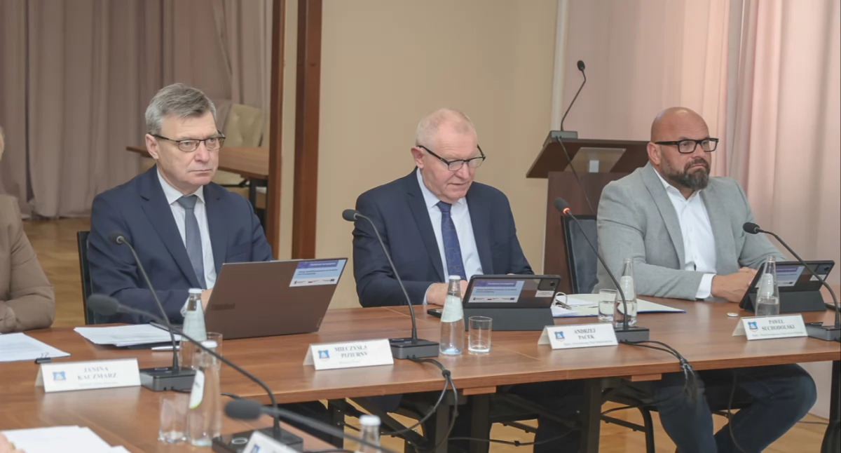Jako że nowy wzór herbu, nawiązujący do najstarszej znanej symboliki, został zaakceptowany przez Komisję Heraldyczną, na ostatnią sesję Rady Miasta Radymna trafić mógł pod głosowanie projekt uchwały dotyczący zatwierdzenia go./ FOT. UM Radymna