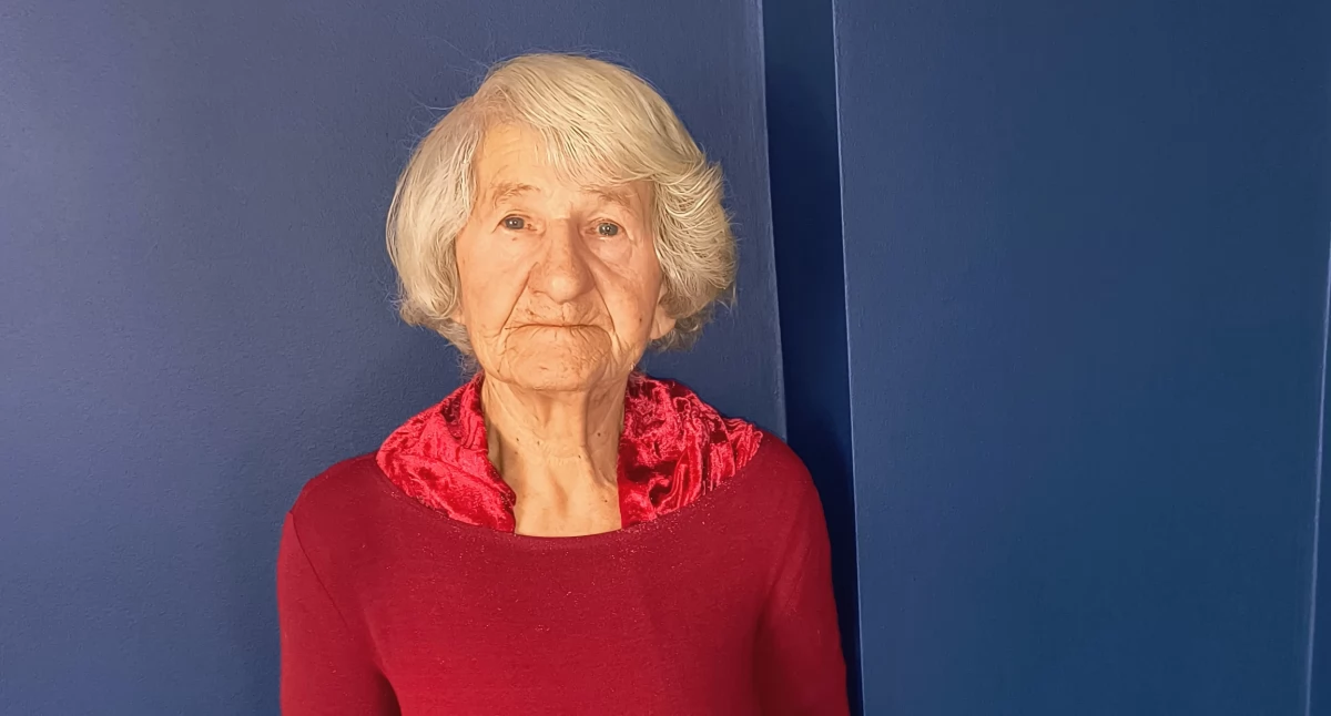 – Mam 81 lat, większość życia za sobą i nigdy nie myślałam, że na koniec spotka mnie takie nieszczęście. Teraz dom potrzebuje remontu, a ja nie mam na to środków i kompletnie nie wiem, od czego zacząć – mówi ze łzami w oczach mieszkanka Nienowic Janina Leśniowska./ FOT. ZW