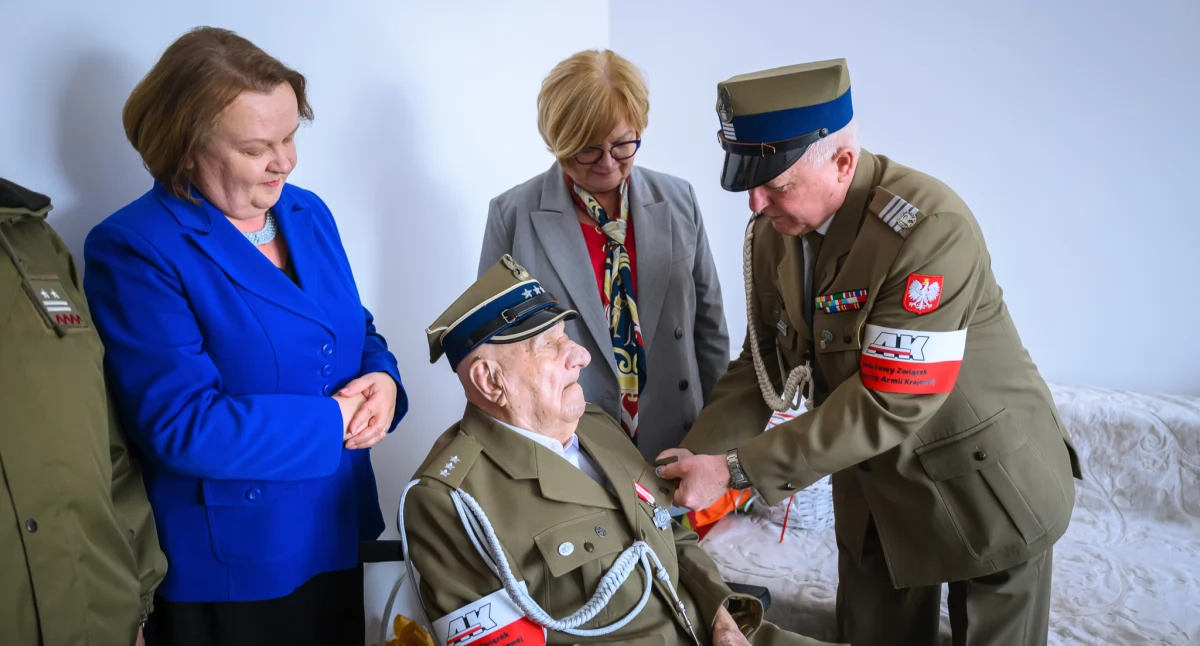 Postawa por. Tadeusza Bystrzyckiego i wierność najwyższym wartościom budzą podziw i zasługują na najwyższy szacunek. Ciepłych słów i gratulacji nie szczędzono mu podczas odwiedzin związanych z jubileuszem 102. urodzin./ FOT. PUW Rzeszów J. Żygadło
