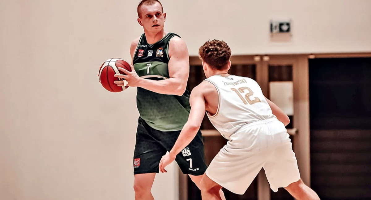 Cezary Gumiński (z piłką) był najlepszym zawodnikiem AZS PANS Jarosław w Tarnowskich Górach. Fot. Resovia Rzeszów koszykówka
