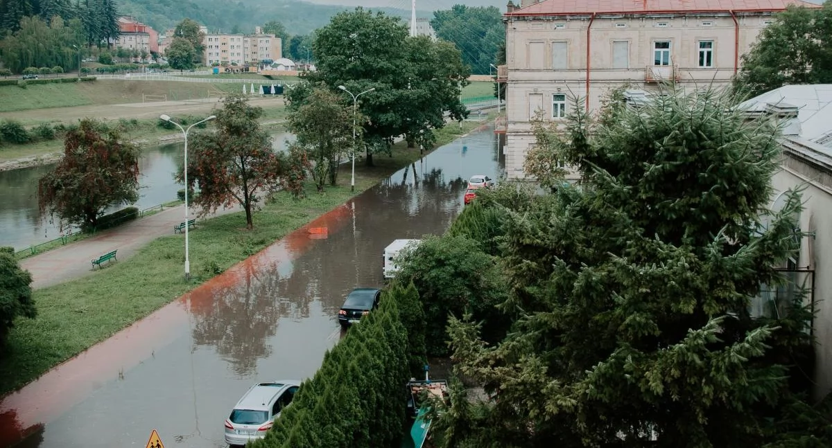 Władze miasta Przemyśla złożyły wniosek m.in. dofinansowanie planowanej od dawna przebudowy Wybrzeża Ojca Świętego Jana Pawła II, czyli popularnej nadsańskiej promenady (łączny koszt inwestycji to 27 mln 600 tys. zł; kwota dofinansowania – 16 mln 560 tys. zł; czas realizacji: czerwiec 2026 – grudzień 2028 r.). Ta inwestycja znalazła się na 24. miejscu tzw. listy rezerwowej... O dofinansowanie, niestety, może być ciężko. Fot. zbiory własne