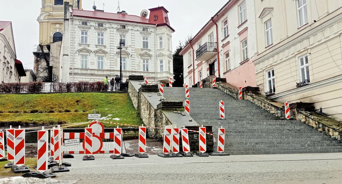 Niebawem miną cztery miesiące od planowanego oddania schodów do użytku. Schody jak były zamknięte, tak są. Fot. Mariusz Godos