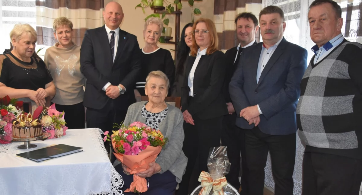 Z okazji niecodziennego święta stulatkę odwiedziła w domu delegacja z urzędu gminy oraz ZUS. / FOT. UG Przeworsk