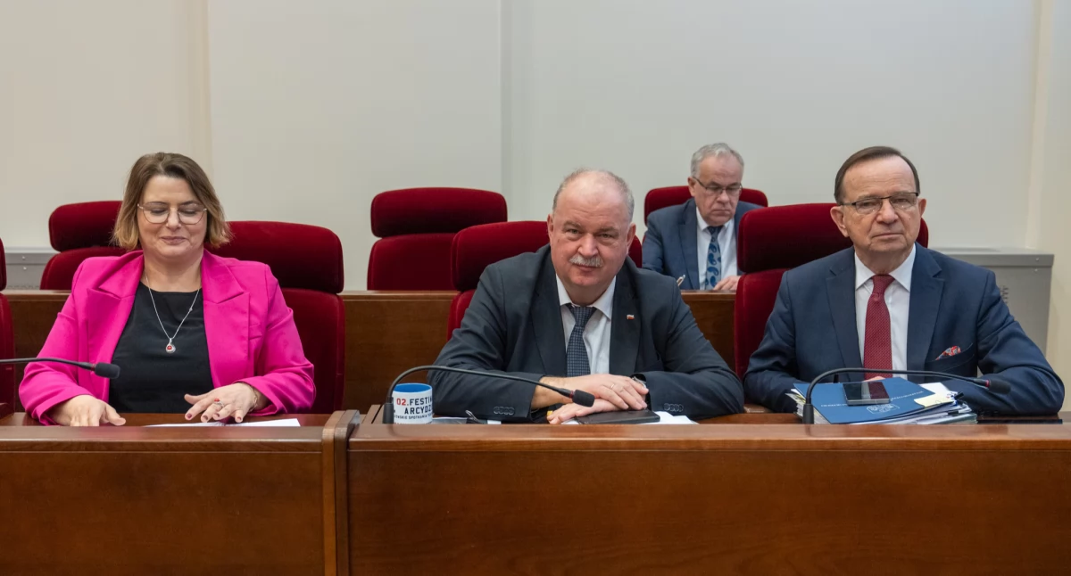 Na ostatniej sesji sejmiku województwa radni sporo uwagi poświęcili koncepcji przejęcia Wojewódzkiego Szpitala im. św. Ojca Pio w Przemyślu przez Ministerstwo Obrony Narodowej i jego połączeniu z placówką w Ustrzykach Dolnych. – Przygotowujemy fundamenty porozumienia w tej sprawie i być może na sesji marcowej będzie wyrażana kierunkowa decyzja – poinformował marszałek Władysław Ortyl./ FOT. UMWP