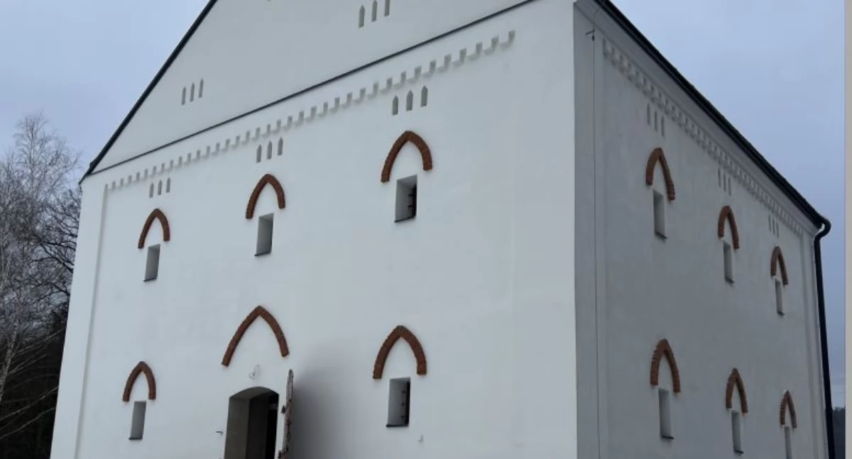 Szereg remontów sprawił, że zabytkowy spichlerz w Wybrzeżu prezentuje się w końcu jak należy. Pozostaje zagospodarowanie terenu wokół obiektu i już na wiosnę będzie można oddać go w użytkowanie lokalnej społeczności./ FOT. ZW
