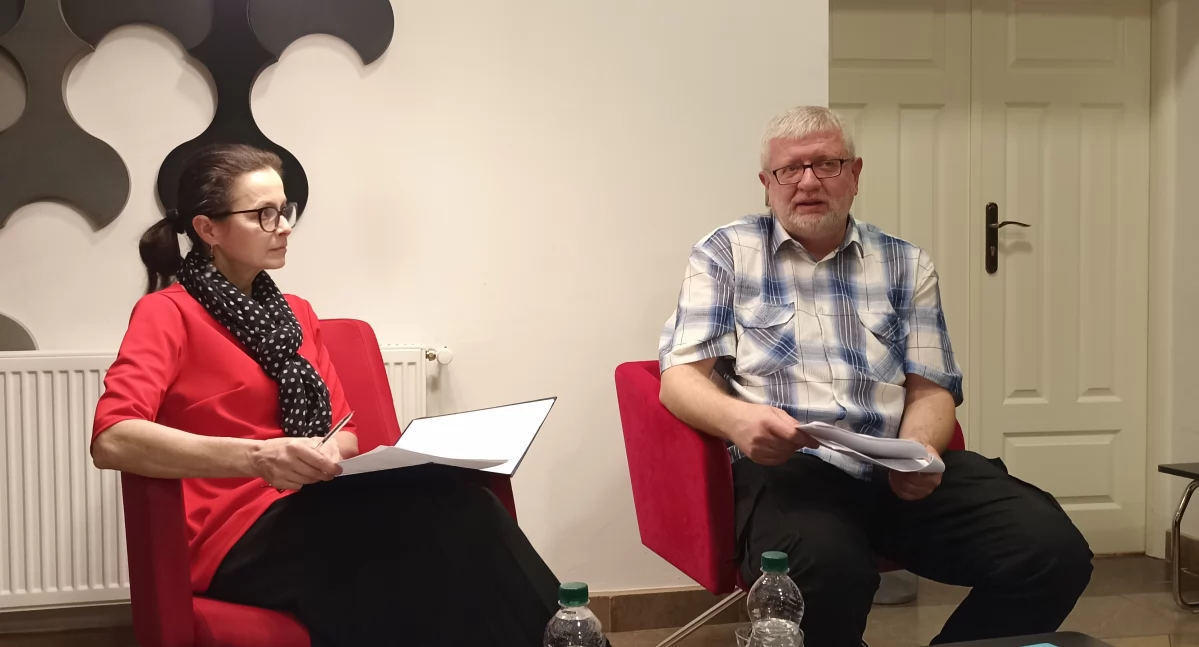 – Zadaniem poezji jest powiedzieć coś ważnego o życiu i o nas samych – mówił Robert Świdnicki podczas prezentacji swoich wierszy. Na zdjęciu z prowadzącą spotkanie dr Małgorzatą Wilgucką./Fot. M.Gibała