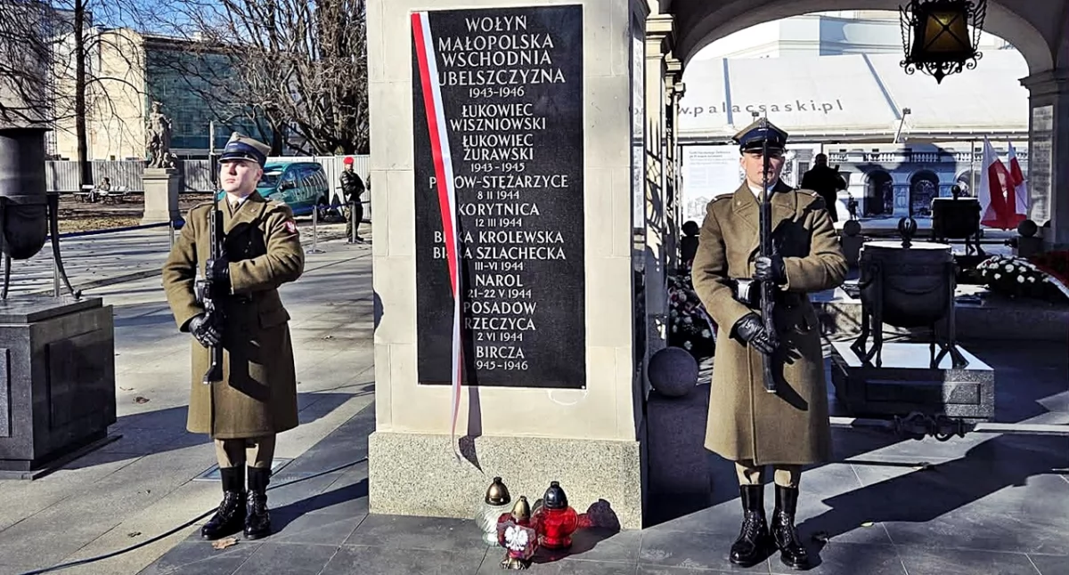Po ośmiu latach od ich usunięcia, dzisiaj, 4 marca br., doszło do odsłonięcia inskrypcji na tablicach Grobu Nieznanego Żołnierza w Warszawie, upamiętniających walki z 1939 r. oraz powojenną obronę Birczy.  Fot. Małgorzata Dachnowicz