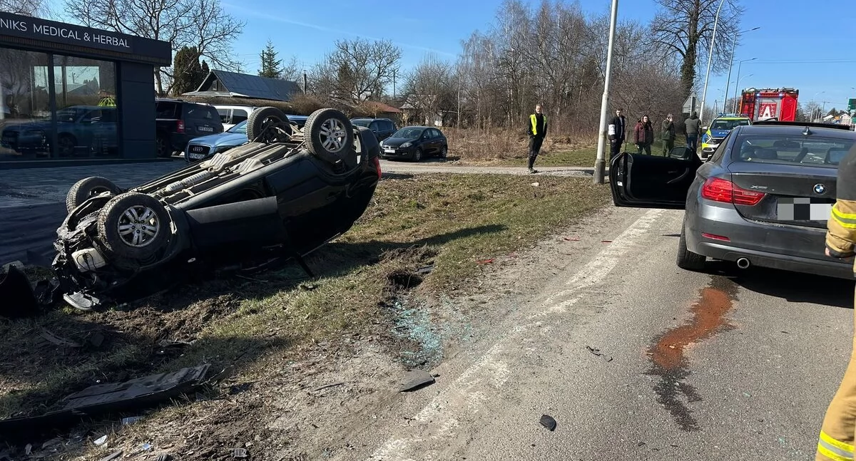 W wyniku uderzenia pojazd marki Hyundai dachował./ FOT. KPP w Przeworsku