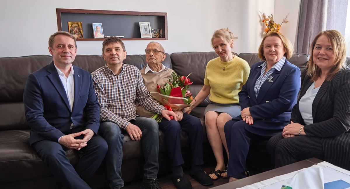 Delegacja złożona z przedstawicieli władz odwiedziła jubilata w miejscu zamieszkania, by przekazać mu najszczersze gratulacje oraz upominki./ FOT. UG Horyniec-Zdrój