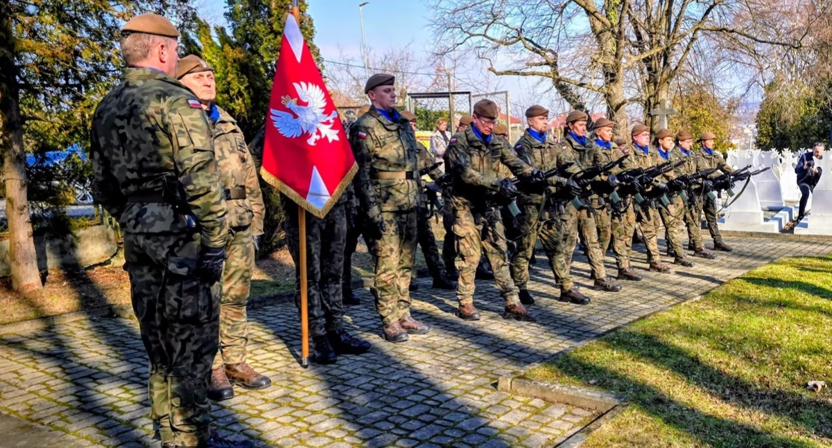 Uroczystości rozpoczęły się od złożenia kwiatów i zapalenia zniczy przy tablicy upamiętniającej żołnierzy podziemia antykomunistycznego przy ul. Krasińskiego 25, a także na grobach mjr. Władysława Koby na cmentarzu na Zasaniu oraz Alicji Wnoronowskiej na Cmentarzu Głównym przy ul. Słowackiego. Fot. 20. PBOT