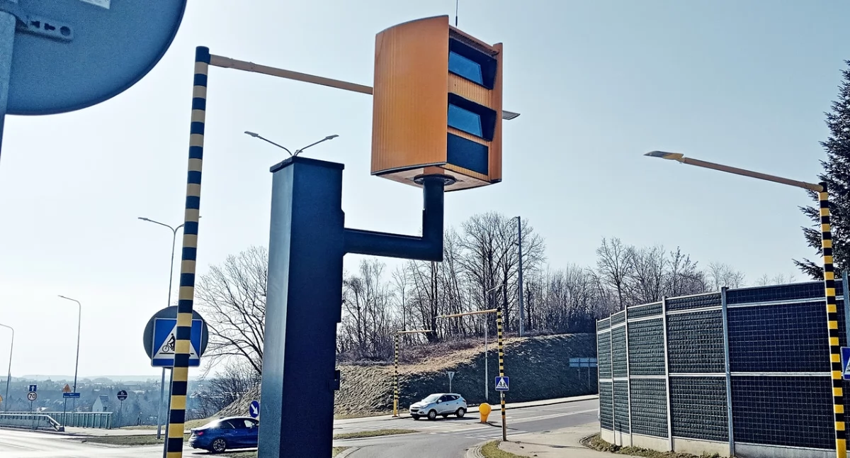 Fotoradar nie zaczął działać ani przed świętami Bożego Narodzenia w ub.r., ani nie działa teraz. To, co stoi przy przejściu dla pieszych w okolicach ul. Zadwórzańskiej, to atrapa fotoradaru. Do tej pory nie wykonała ani jednego zdjęcia! Fot. Mariusz Godos