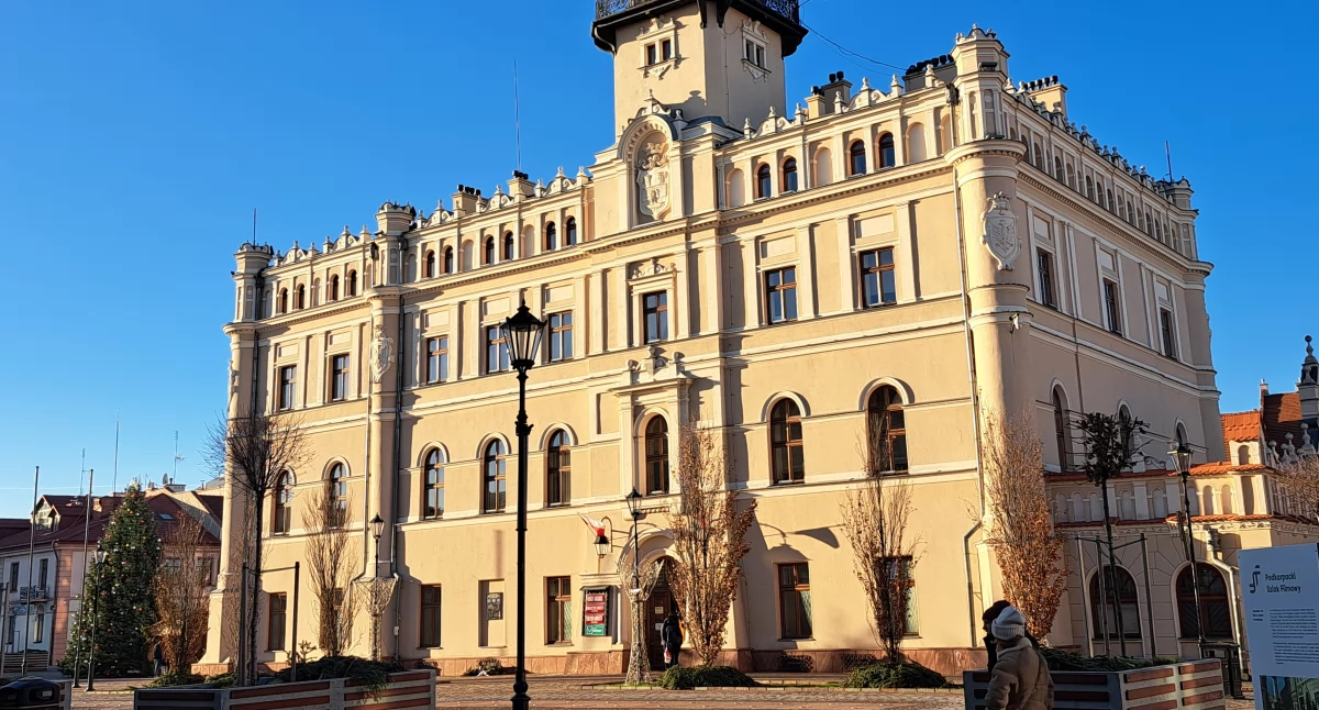Jarosławski ratusz w ciągu wieków był wielokrotnie przebudowywany. Teraz remont i przebudowę przejść mają wnętrza obiektu./ FOT. U. Gielo