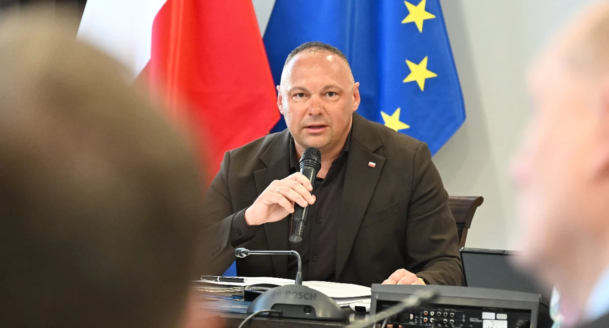Powiatowi jarosławskiemu kolejny raz udało się skutecznie sięganąć po środki zewnętrzne na poprawę infrastruktury drogowej. Dofinansowanie pozyskane na przebudowę drogi powiatowej Radymno – Chałupki Medyckie stanowi 60 procent jego całkowitego kosztu. – Reszta zostanie sfinansowana ze środków własnych powiatu oraz gminy – podkreślił starosta Kamil Dziukiewicz na ostatniej sesji, 27 lutego br./ FOT. P. Strawa-Buryło