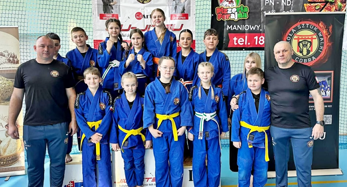 Ekipa Szkoły Sztuk Walki „Cobra” Jarosław przywiozła z Niedzicy aż 10 medali, w tym 5 złotych. Pierwszy z prawej sensei Ireneusz Frankiewicz, pierwszy z lewej sempai Daniel Wilk. Fot. zbiory własne