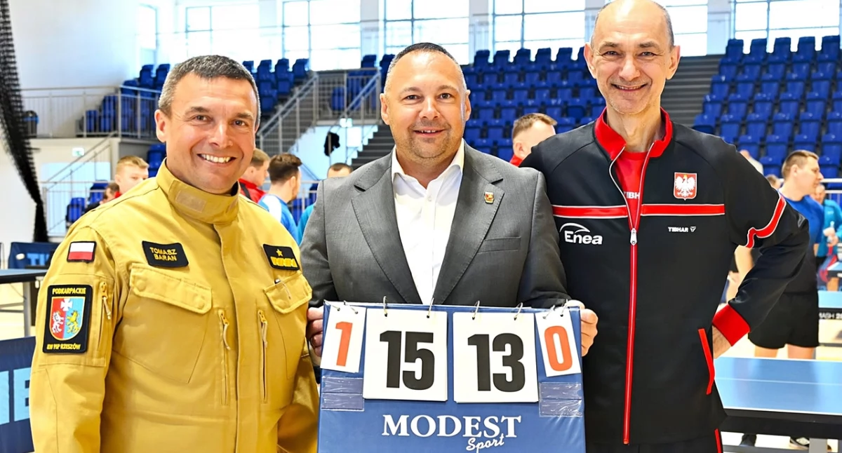 Od lewej: komendant wojewódzki PSP w Rzeszowie nadbrygadier Tomasz Baran, starosta jarosławski Kamil Dziukiewicz i legenda polskiego tenisa stołowego Leszek Kucharski. Fot. Starostwo Powiatowe w Jarosławiu