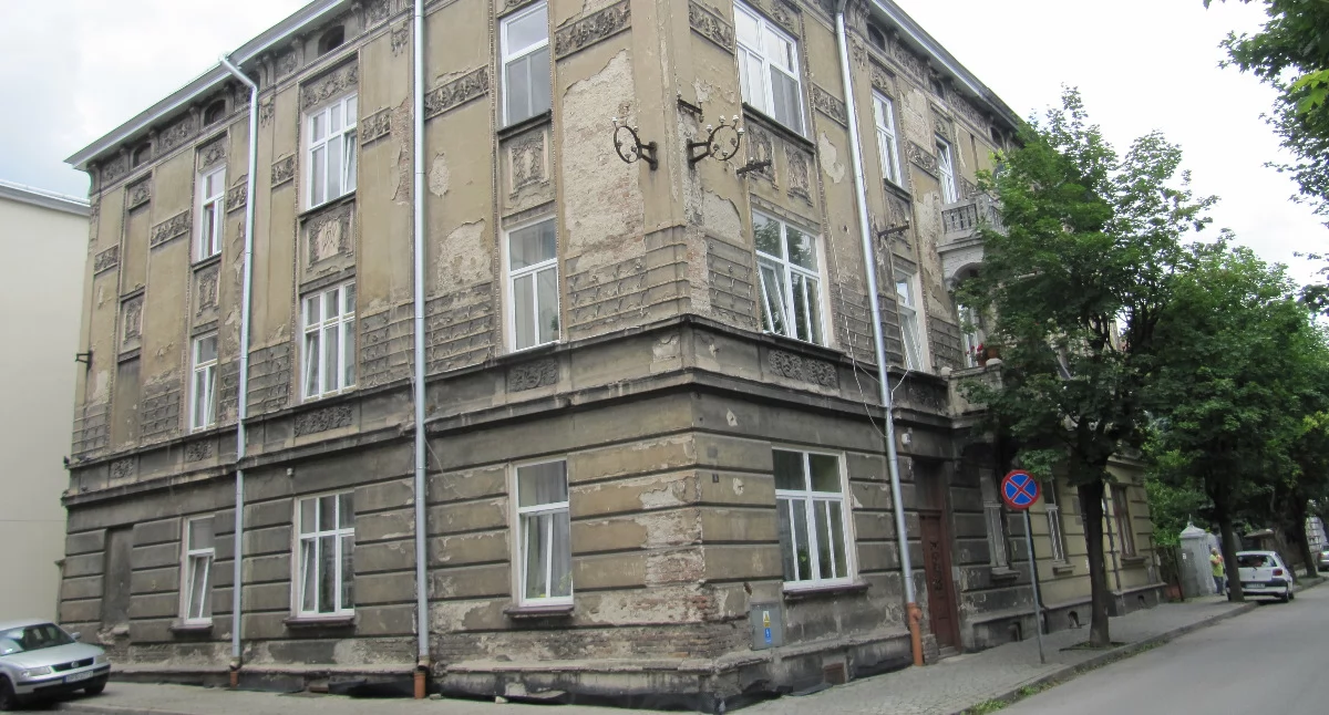 Widok na kamienice przy ulicy Puszkina 8/8a od strony skrzyzowania z ulica Moniuszki.