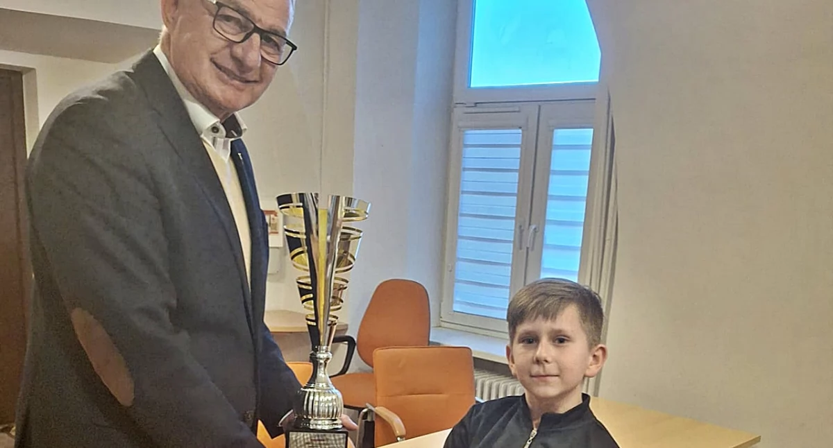 Niedawno w przemyskim biurze poselskim Marka Rząsy doszło do oficjalnego wręczenia trofeum Miłoszowi Skotnemu. Fot. zbiory własne. 