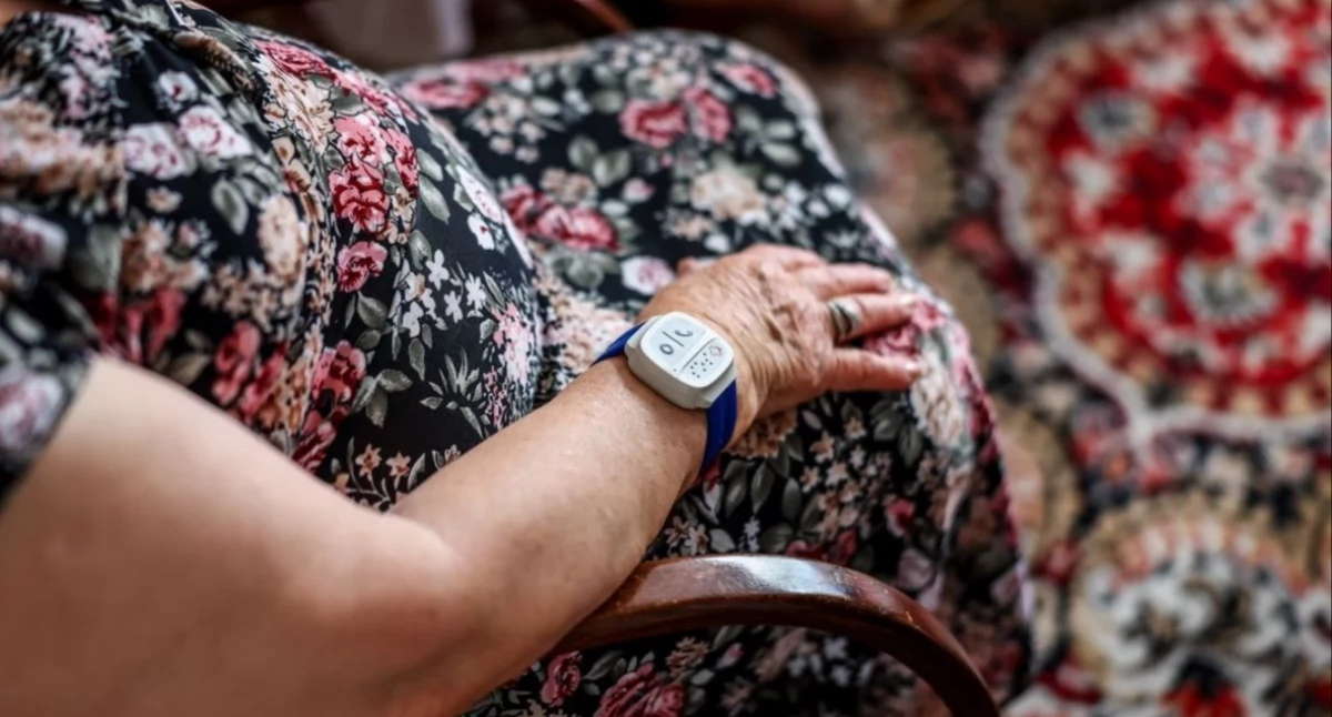 Kontynuacja programu wsparcia dla seniorów w postaci opasek bezpieczeństwa, przyjęta w formie uchwały przez Radę Miejską w Medyce, skierowana jest do mieszkańców gminy Medyka w wieku 60 plus, mających kłopoty z codziennym funkcjonowaniem. / FOT. www.malopolska.pl