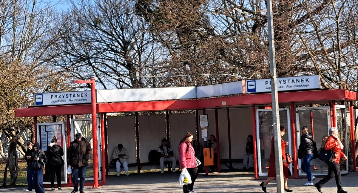 Miasto jest zdania, że funkcjonujący węzeł przesiadkowy przy ul. Jagiellońskiej zapewnia dojeżdżającym z podprzemyskich miejscowości pasażerom prywatnych busów sprawne i przewidywalne przesiadki na linie MZK.  / FOT. U. Gielo