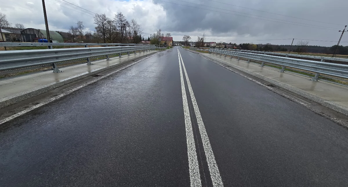 Początek drogi dla pieszych i rowerów w Baszni Dolnej. Od mostu w Baszni Dolnej pojedziemy na dwóch kółkach wzdłuż drogi wojewódzkiej nr 867, aż do przejazdu kolejowego w Horyńcu-Zdroju./ FOT. PZDW