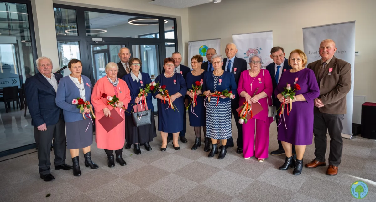 Jubileusz 50-lecia małżeństwa stanowi niezwykły przykład trwałości więzi, wzajemnego szacunku i miłości. Złotym małżonkom serdecznie gratulujemy i życzymy kolejnych pięknych, wspólnych lat. /Fot. UG Adamówka