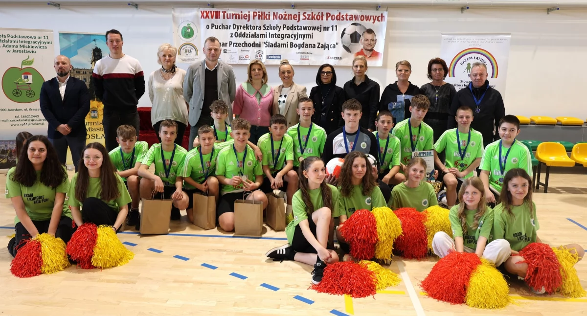 Turniej „Śladami Bogdana Zająca”  to cykliczna impreza sportowa o zasięgu miejskim dla wszystkich szkół podstawowych w Jarosławiu, a jej współorganizatorem jest sam Bogdan Zając. Tegoroczny turniej zorganizowany został w ramach Budżetu Obywatelskiego 2026: „W zdrowym ciele, zdrowy duch”./Fot. UM Jarosław