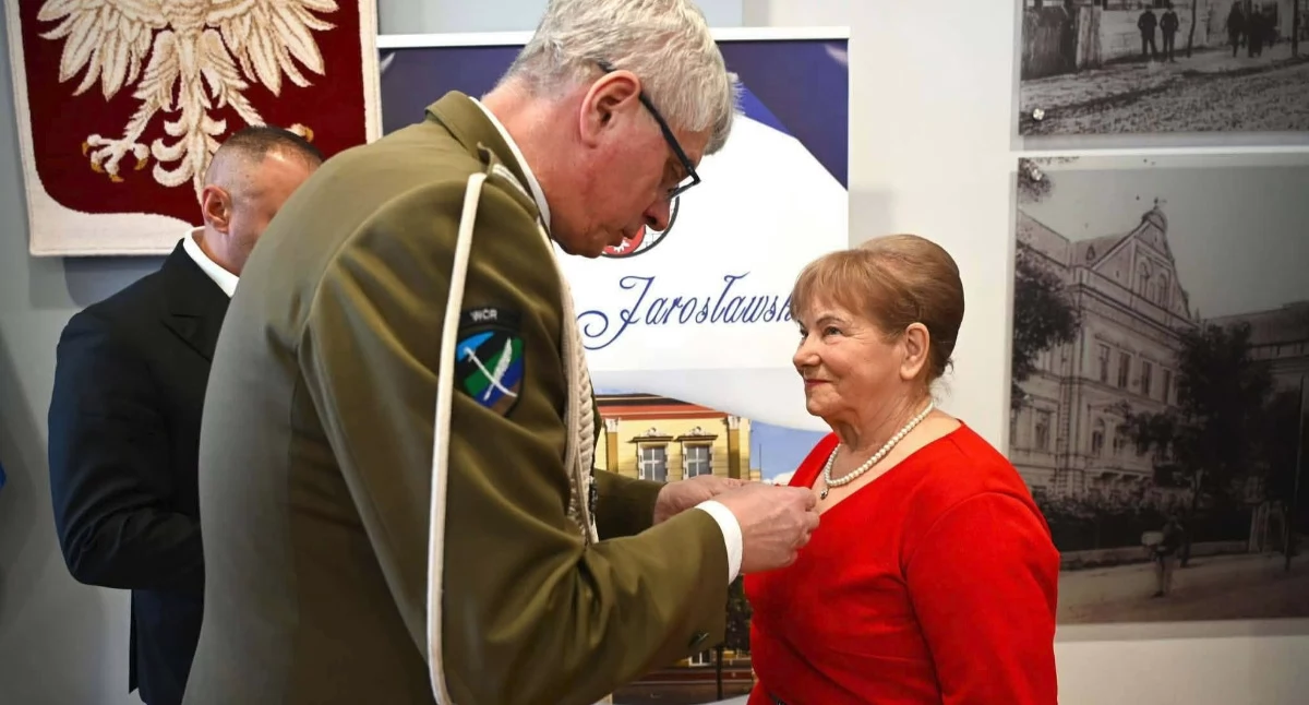 Trzech synów pani Marii Suchorowiec, zainspirowanych wartościami wyniesionymi z rodzinnego domu, zdecydowało się założyć wojskowy mundur. Odznaczenie wręczył jej szef  Wojskowego Centrum Rekrutacji w Jarosławiu ppłk Robert Bajorski./ FOT. Starostwo Powiatowe w Jarosławiu