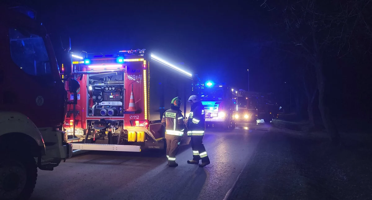 W gaszeniu pożaru brały udział trzy zastępy Komendy Powiatowej Państwowej Straży Pożarnej w Lubaczowie oraz druhowie z jednostek OSP w Oleszycach i Starych Oleszycach – łącznie 20 strażaków./ Zdjęcia FB OSP KSRG OLESZYCE