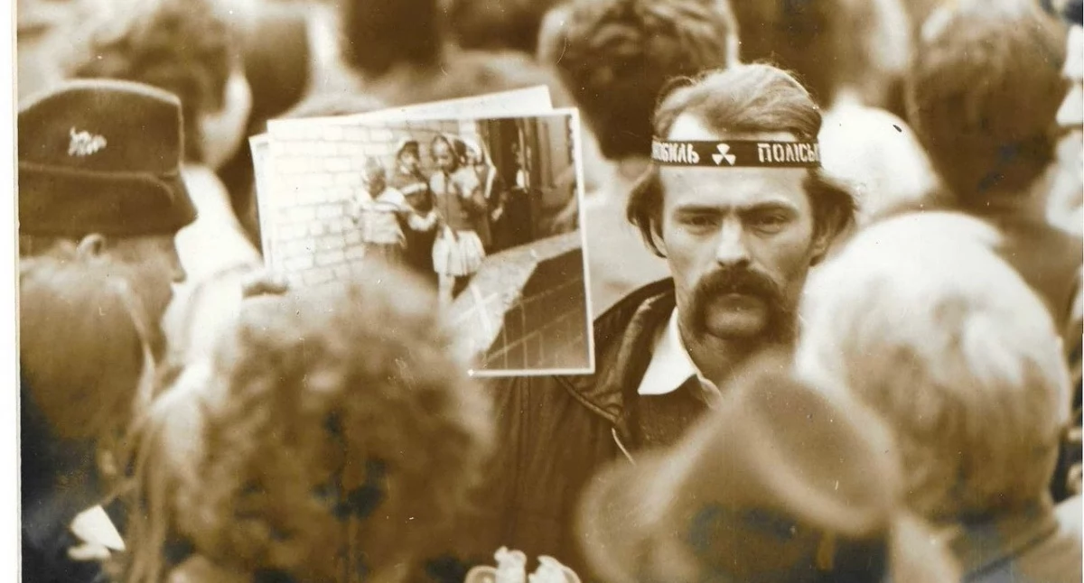 Miting w Kijowie, 26 kwietnia 1990 r., poświęcony 4. rocznicy katastrofy, gdzie grupa inicjatywna przedstawiała rzeczywisty stan skażenia w Połiskim./Fot. archiwum rodzinne