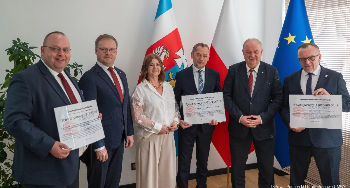 Kolejne inwestycje z obszaru gospodarki wodno-ściekowej zostaną zrealizowane w tym roku na obszarze czterech podkarpackich samorządów: Pruchnika, Jawornika Polskiego, gminy Lubaczów i gminy Tarnowiec. Ich przedstawiciele podpisali umowy w siedzibie Urzędu Marszałkowskiego Województwa Podkarpackiego./ FOT. UMWP