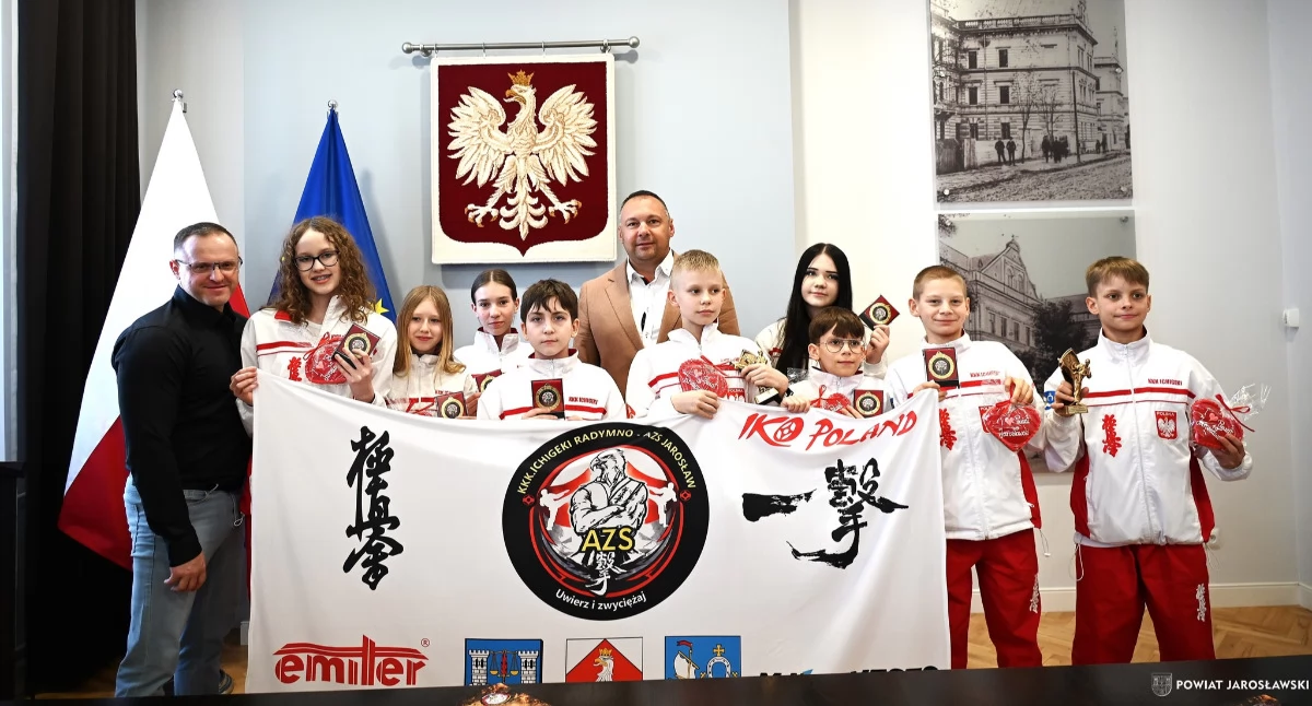 Zawodnikach z Klub Karate Kyokushin „Ichigeki” przybyli do Starostwa Powiatowego w Jarosławiu, by podzielić się z włodarzem powiatu znakomitymi wynikami, na które ciężko pracowali w ostatnim czasie./Fot. Powiat Jarosławski