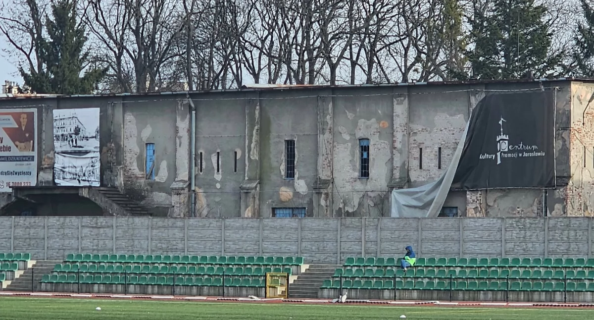 O ile jeszcze otoczenie obiektu od strony ul. Piekarskiej wygląda bardzo ładnie, tak vis-á-vis, tuż za murem okalającym obiekt już tak ładnie nie jest. Zauważyła to część kibiców. Fot. zbiory własne