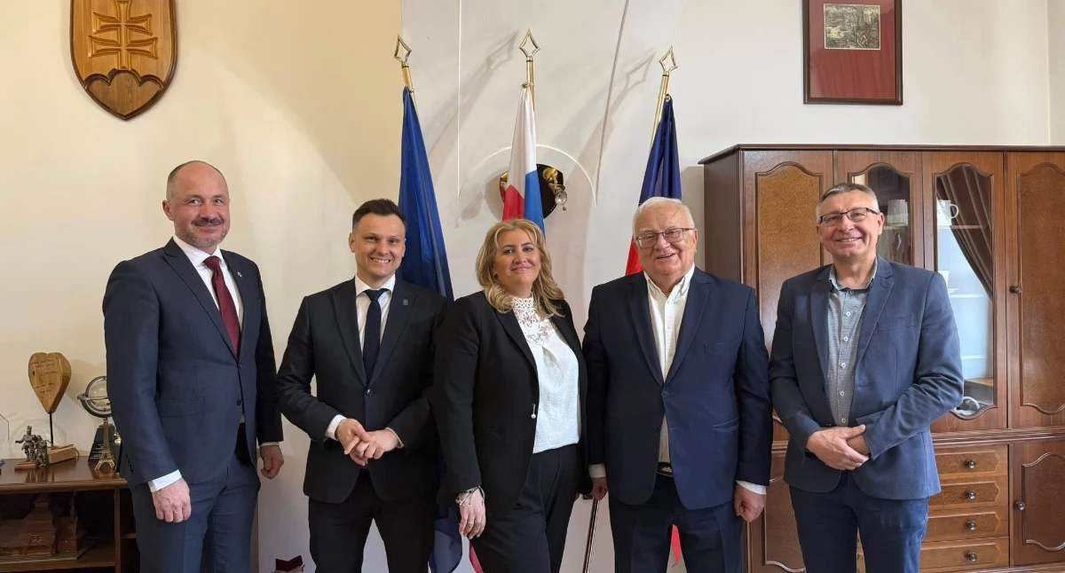 11 marca br. w Bardejowie doszło do parafowania umowy w tej sprawie. Jarosław, oprócz burmistrza, reprezentowali także skarbnik miasta Katarzyna Czuba oraz dyrektor ds. funduszy i inwestycji miejskich UM w Jarosławiu Rafał Młynarski. Stronę bardejowską natomiast – obok burmistrza B. Hanuščaka – dyrektor Centrum Kultury i Turystyki w Bardejowie Marcel Triubus. Fot. UM Jarosław