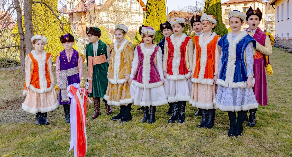 Zwieńczeniem dnia była widowiskowa akademia. Na szkolnej scenie młodzi artyści zaprezentowali dorobek literacki I. Krasickiego, przypominając jego ponadczasowe bajki i satyry. Fot. zbiory własne