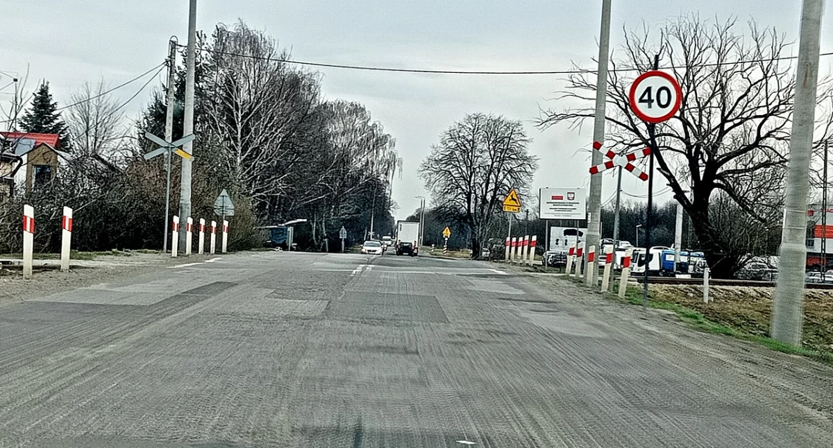 Remont będzie przeprowadzony na fragmencie ulicy już poza granicami miasta. Fragmencie, który kilka miesięcy temu został „wstępnie” sfrezowany. Jadąc w stronę Medyki – od pierwszego z dwóch istniejących przejazdów kolejowych do początku wyremontowanej kilka lat temu, czteropasmowej drogi (to już miejscowości Hureczko i Łapajówka), prowadzącej do przejścia granicznego. Fot. Mariusz Godos