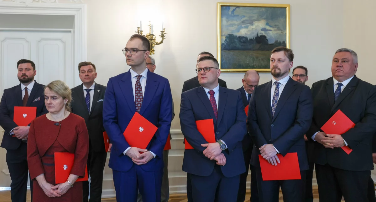 Będący od 6 lat na zasłużonej emeryturze, urodzony w Radymnie, były komendant miejski policji w Przemyślu nadinspektor Krzysztof Pobuta (pierwszy z prawej) został powołany do Rady Bezpieczeństwa i Obronności przy Prezydencie RP Karolu Nawrockim. Fot. Przemysław Keler/KPRP