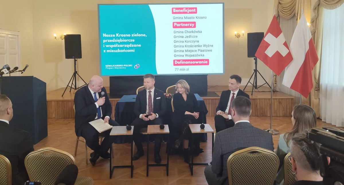 Poza przedstawicielami zwycięskich miast w uroczystości udział brali: Katarzyna Pełczyńska-Nałęcz – minister funduszy i polityki regionalnej, oraz Fabrice Filliez – ambasador Szwajcarii w Polsce./Fot. Miłosz Borzęcki 
