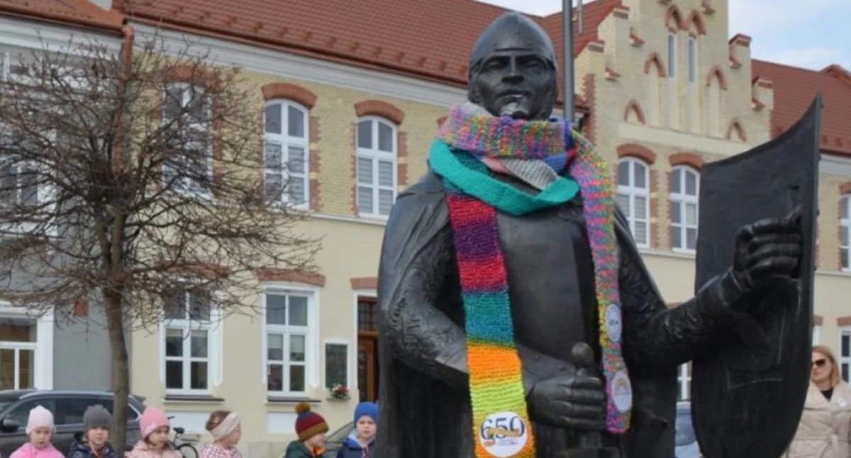 Kolorowy szalik o długości 650 cm ma być nie tylko symbolem jubileuszu nadania Lubaczowowi praw miejskich, ale i przykładem współpracy, integracji oraz wspólnego działania na rzecz lokalnej społeczności./Fot. Krzysztof Świętojański  