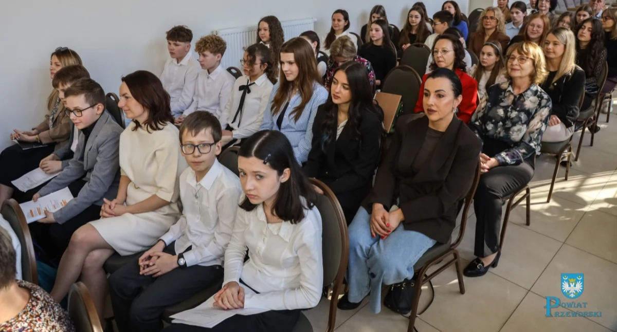Młodzi mówcy zaprezentowali się znakomicie, a ich wypowiedzi były pełne pasji, kultury słowa i dojrzałych przemyśleń./Fot. Starostwo Powiatowe w Przeworsku