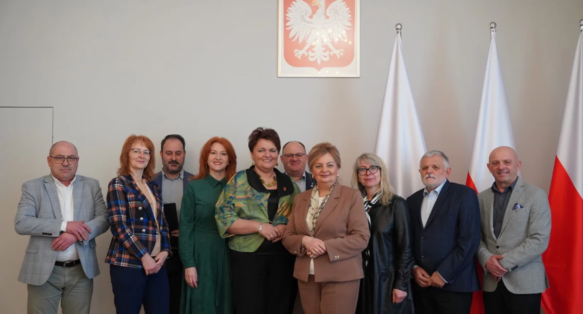 Powiat reprezentowali: Bożena Ryczan i Jan Janusz. Kontrasygnaty udzieliła Agnieszka Paryga. Ze strony miasta i gminy Bircza umowę podpisali: Anna Szymaszek przy kontrasygnacie Moniki Kukurskiej. Podpisy w imieniu gminy Przemyśl złożył Marek Wasiewicz przy kontrasygnacie Ewy Markowicz. Umowy zostały podpisane w obecności członków Zarządu Powiatu Przemyskiego: Mariusza Kurpyty, Kazimierza Kapłona i Lucjana Mielnikiewicza./Fot. Starostwo Powiatowe w Przemyślu