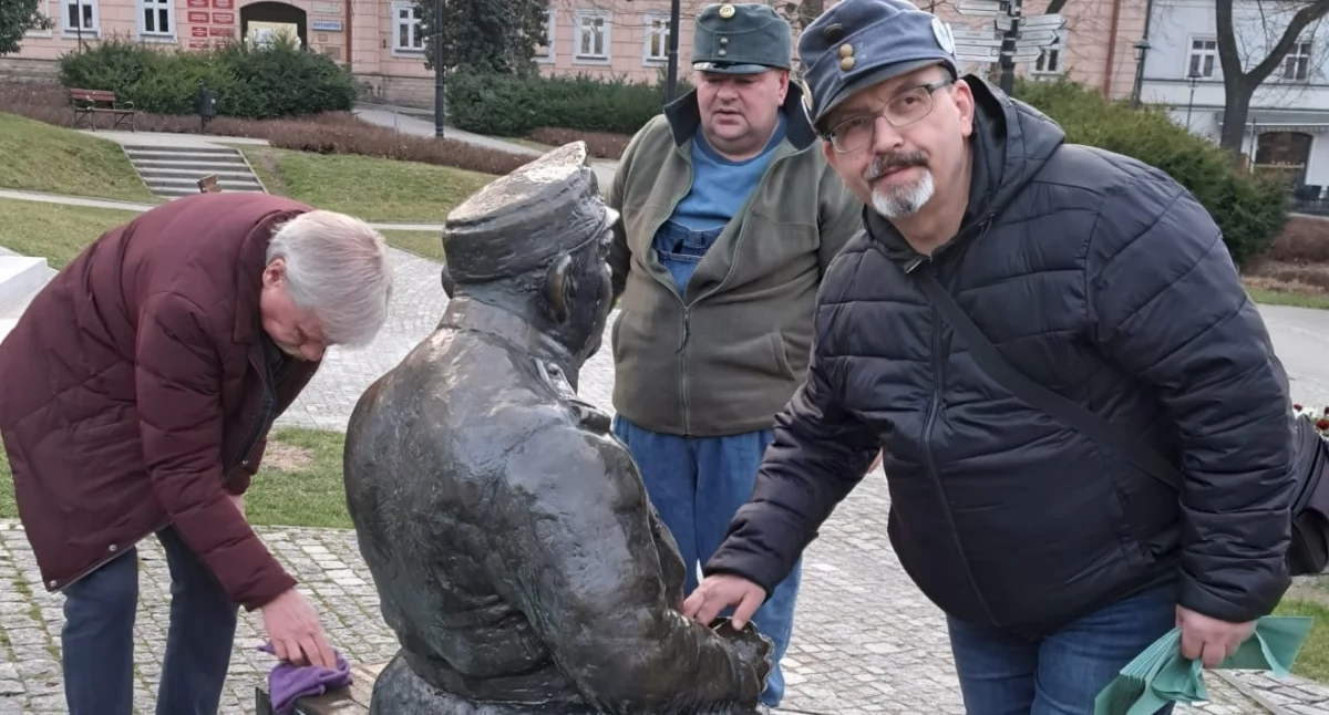 Wymyty i odświeżony Szwejk mógł z uśmiechem pozować do imieninowych zdjęć./ FOT. materiały organizatorów