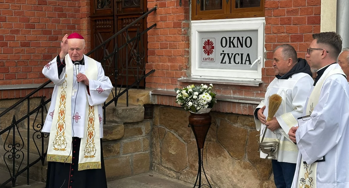 Uroczystego poświęcenia i otwarcia Okna Życia dokonał Abp Adam Szal./Fot. Caritas 