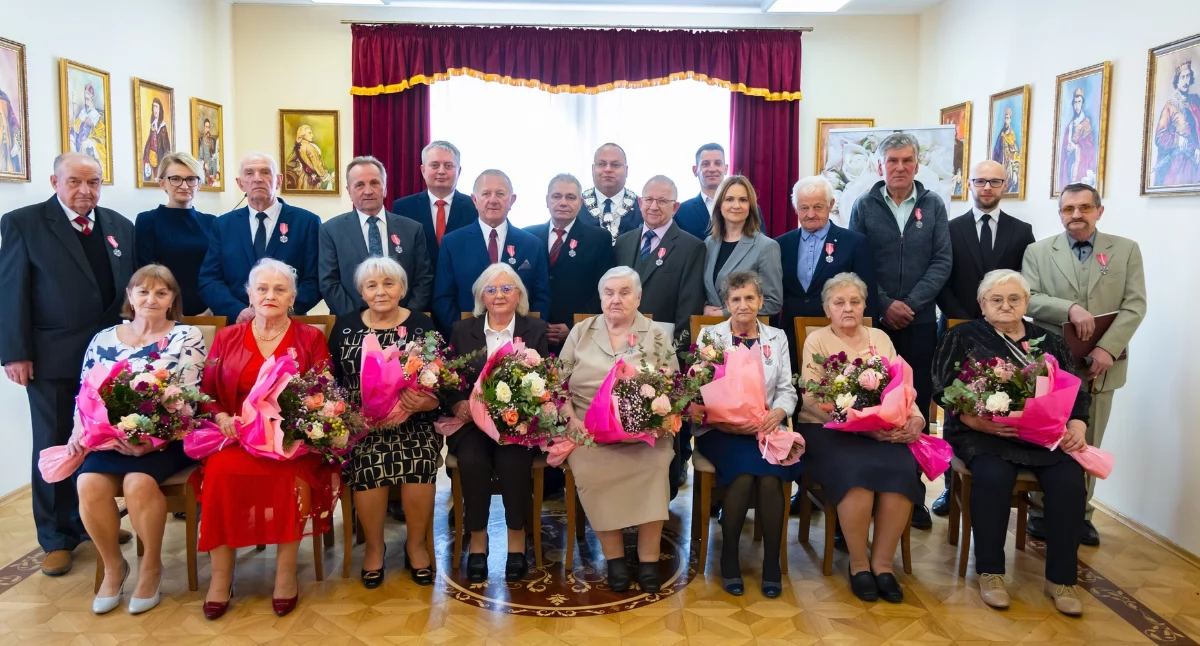 Pół wieku wspólnego życia to niezwykłe osiągnięcie, które świętowane bywa poprzez uroczyste ceremonie. Taka właśnie odbyła się niedawno w Zespole Pałacowo-Parkowym w Hadlach Szklarskich./ FOT. UG Jawornik Polski