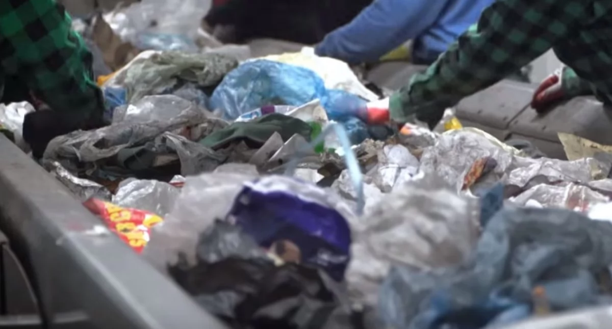 Przez kilka lat miasto nie było w stanie wypracować systemu, który identyfikowałby liczbę osób mających uiszczać opłatę za gospodarowanie odpadami komunalnymi. Tych, którzy tego nie robią, jest prawdopodobnie ok. 10 tysięcy! Fot. ZU Południe